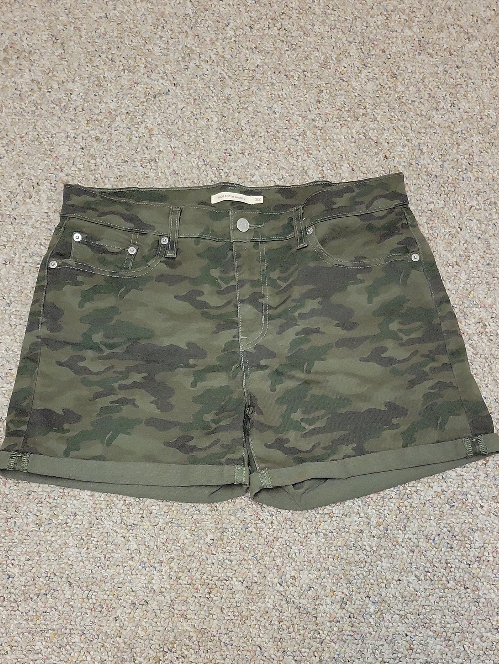Levi's Women's Mid Length Camo Roll-Hem Shorts Sz 32 Farmhouse Summer Hunting